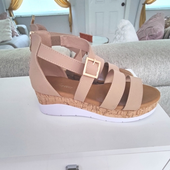 Class 20 Women's Forever Double Band Buckle Platform Sandals Size 8 1/2 New - Picture 2 of 7